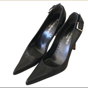YVES SAINT LAURENT PUMP WITH SIDE BUCKLE
